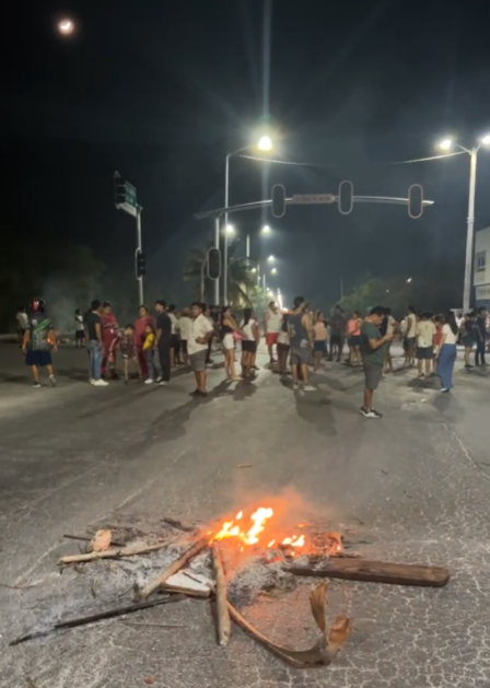 Vecinos de Palmas 1 en Playa del Carmen, bloquean avenidas por apagones.