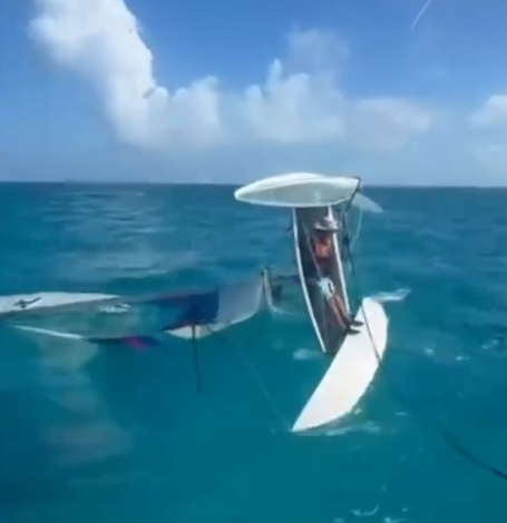 Rescatan a velerista volcado en la ruta marítima Cancún–Isla Mujeres