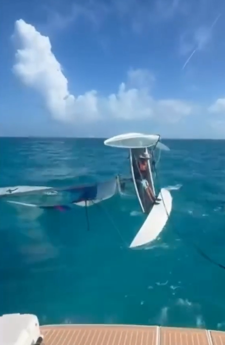 Rescatan a velerista volcado en la ruta marítima Cancún–Isla Mujeres