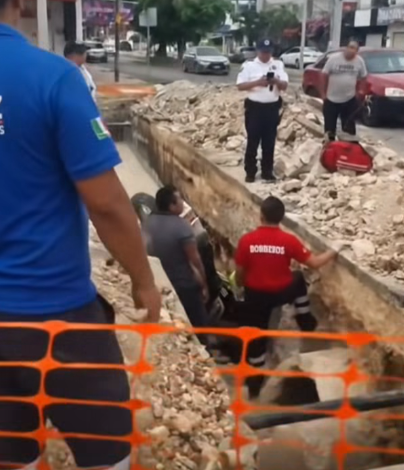 Motociclista cae a zanja de obra pluvial en Chetumal y permanece horas atrapado