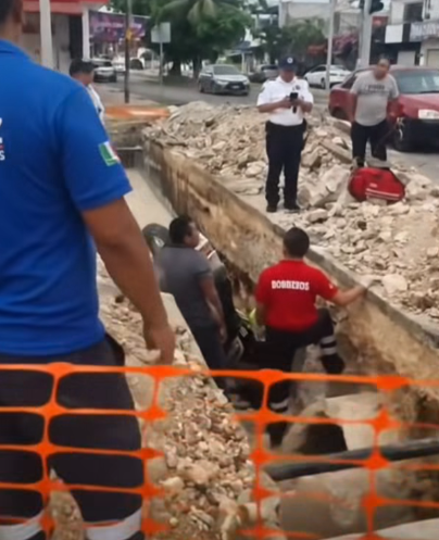 Motociclista cae a zanja de obra pluvial en Chetumal y permanece horas atrapado