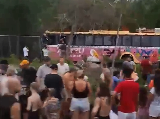 Camión de Xcaret se sale de la carretera cerca de Chemuyil