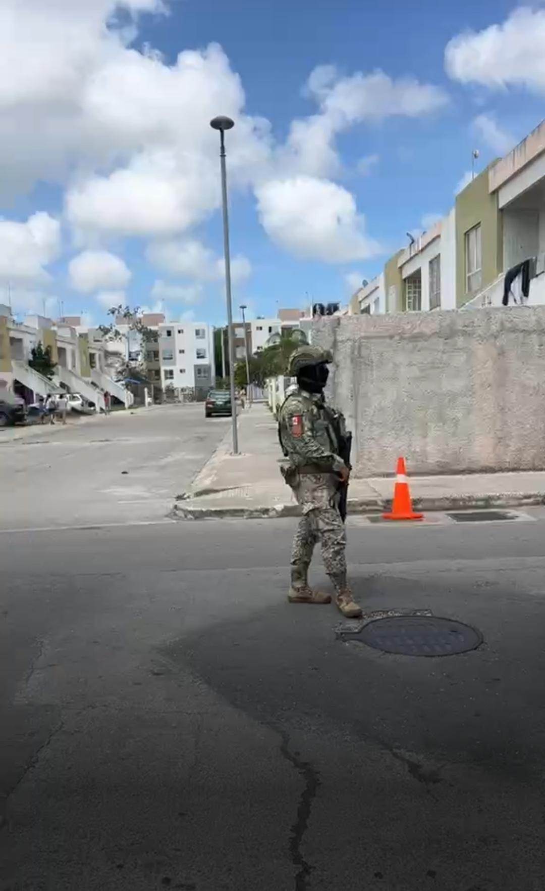Detienen a un hombre y una mujer en cateos en Residencial Turquesa de Cancún