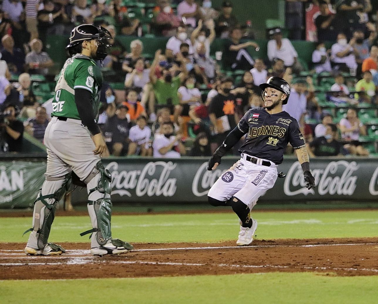 Olmecas dejan en el terreno a Leones y se llevan el primero de la serie