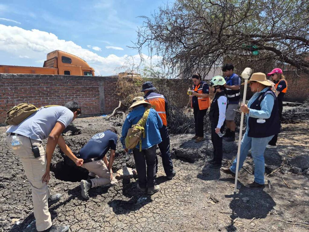 Descartan volcán y géiser tras aparición de pozos de lodo en Michoacán