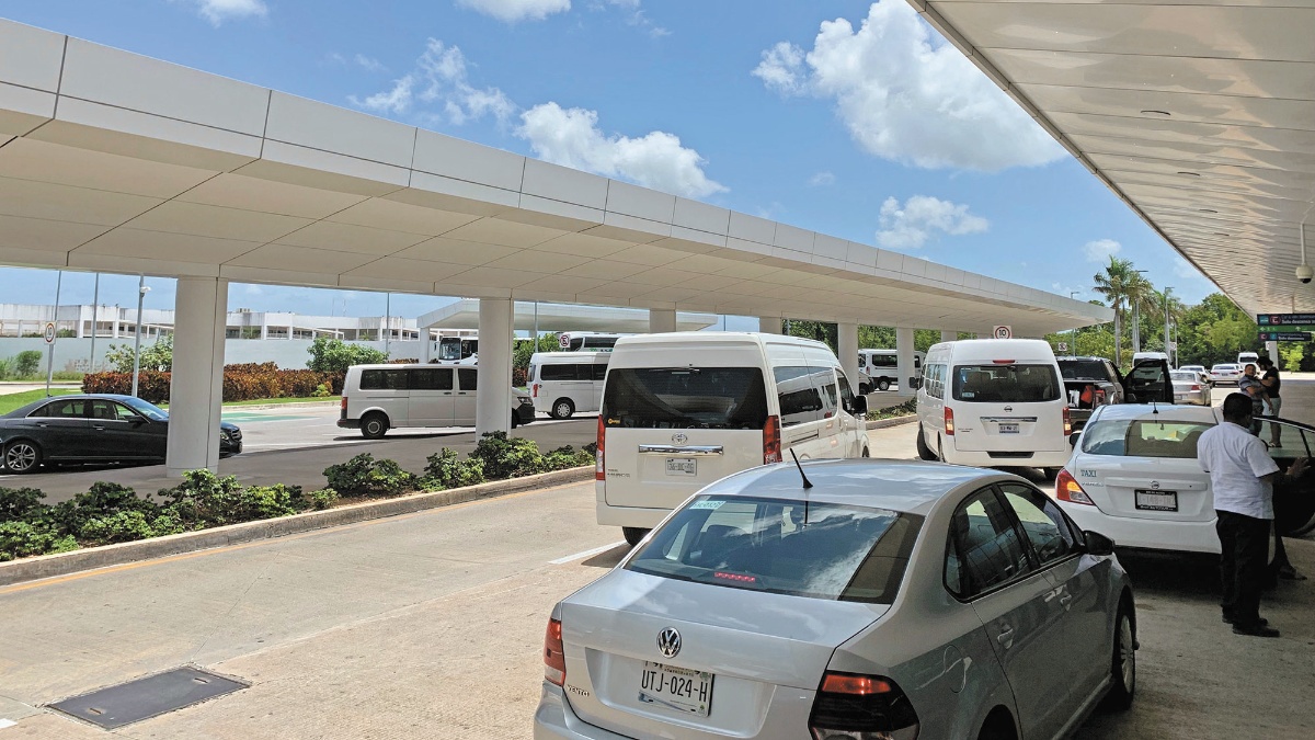 Denuncian conductores de Uber presunto acoso en el Aeropuerto Internacional de Cancún