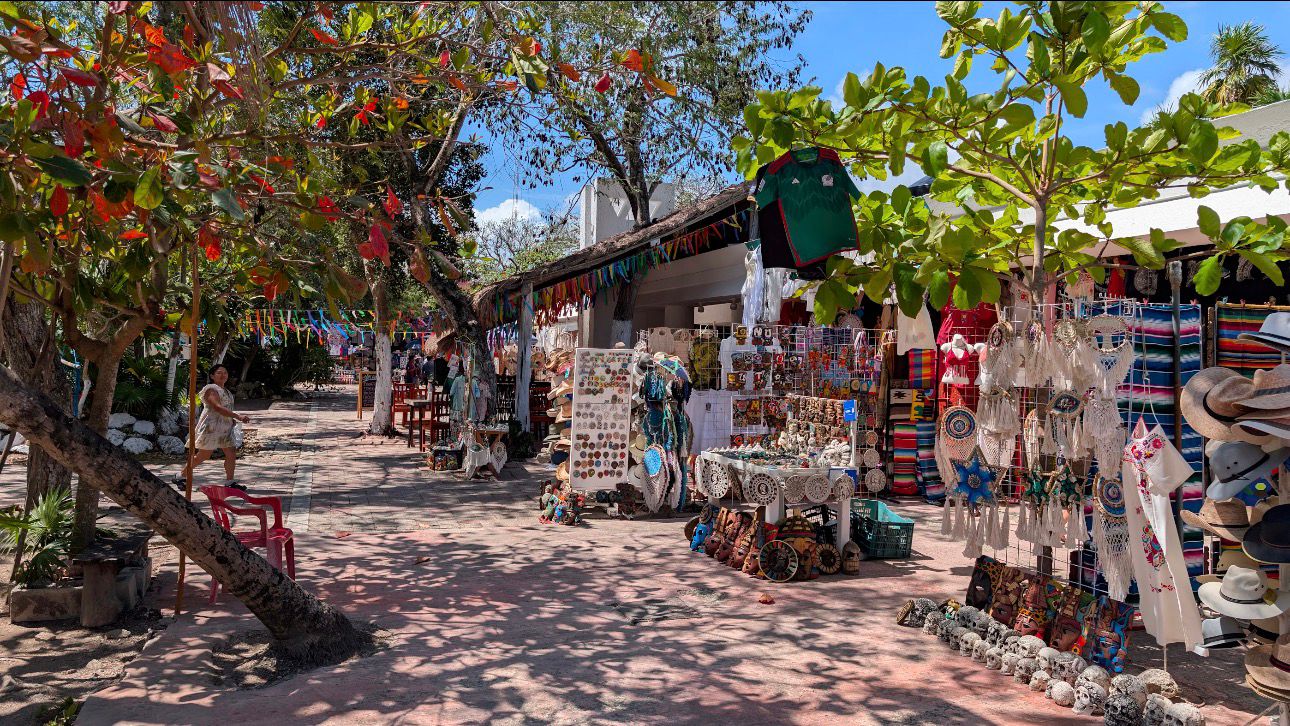 Cierre de locales y baja actividad golpean plaza artesanal de Tulum