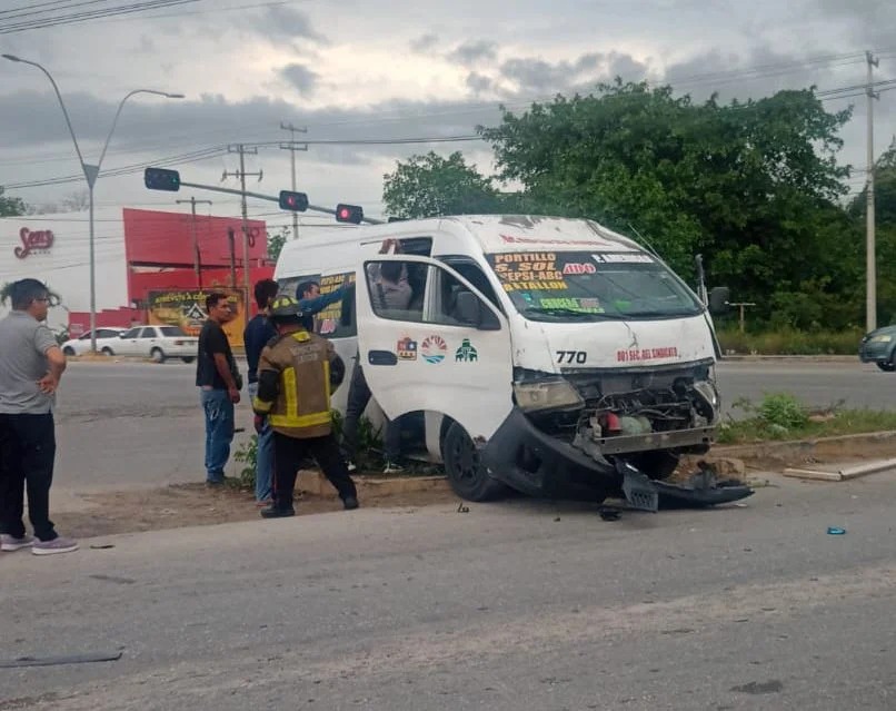 Chofer de combi provoca accidente en la López Portillo y huye dejando pasajeros lesionados en Cancún