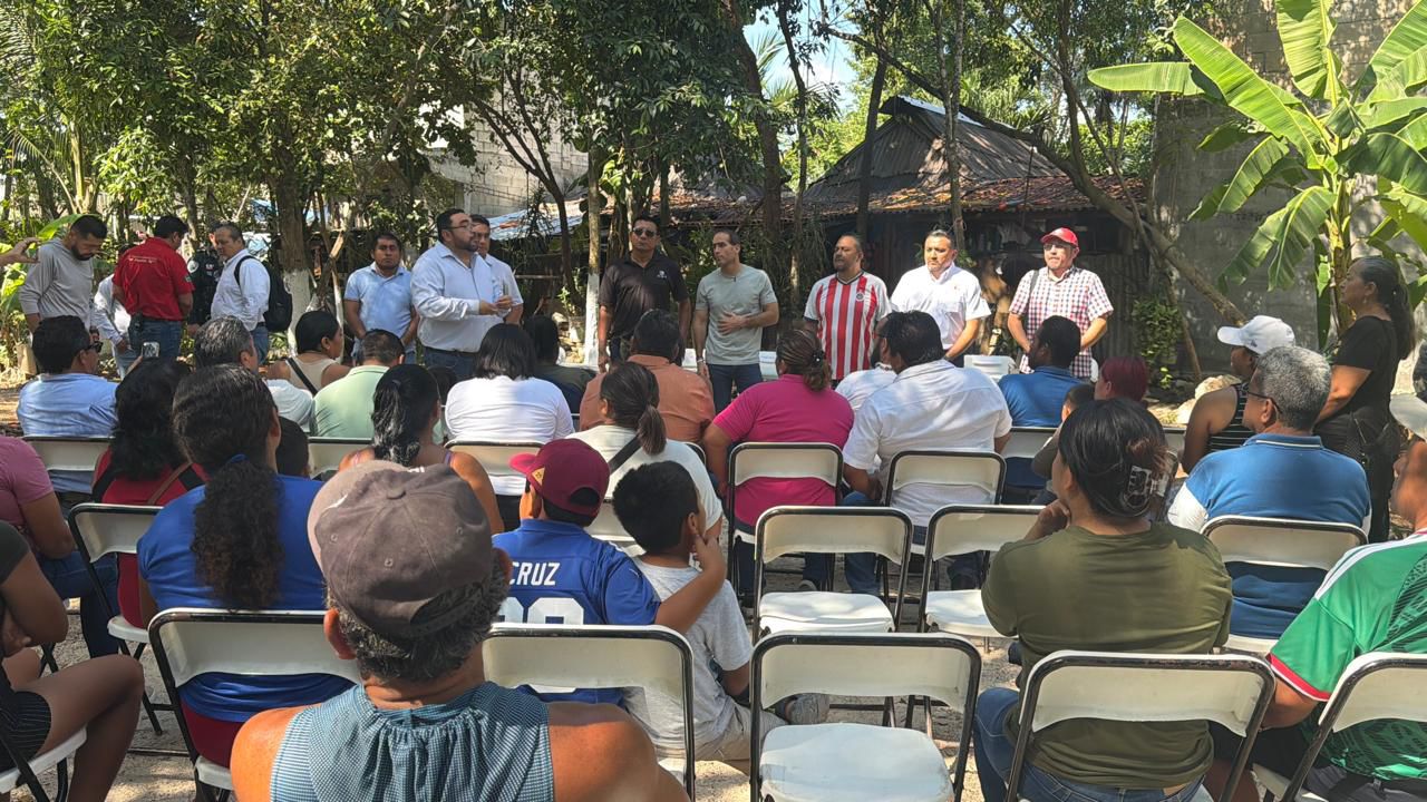 Atiende Diego Castañón a familias de colonia irregular Yax-Balam