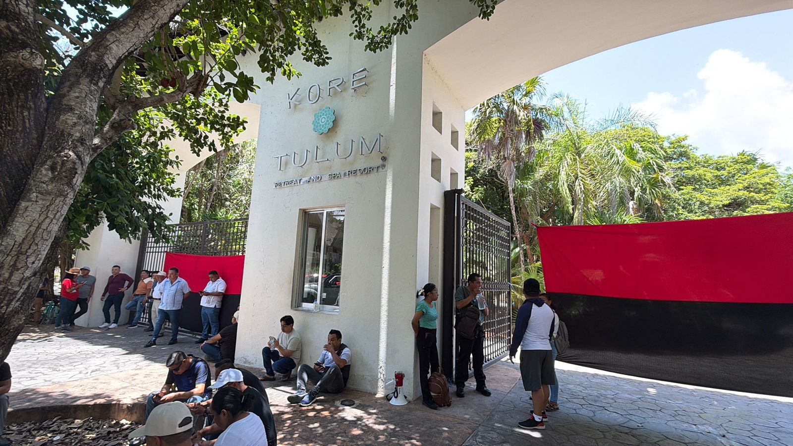 Trabajadores del hotel Kore en Tulum exigen pago tras cierre
