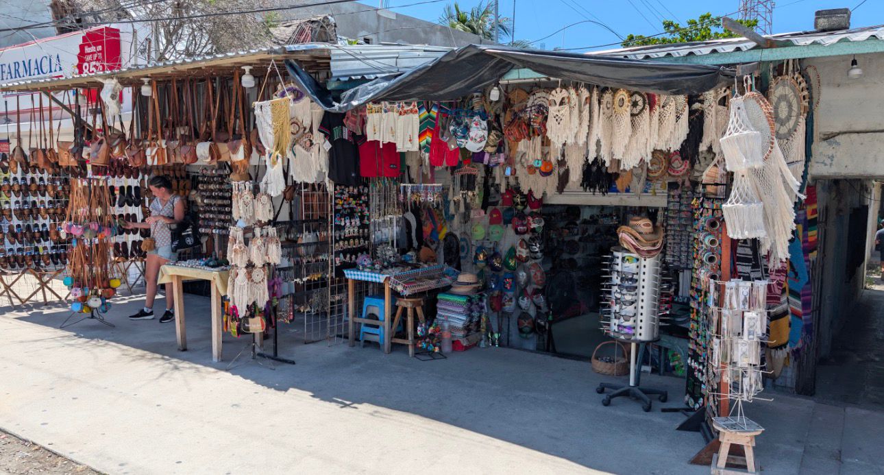 Comerciantes del centro de Tulum denuncian crisis, bajas ventas y afectaciones por tianguis