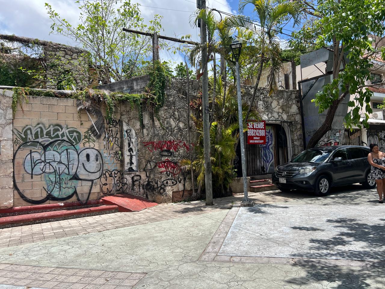 Centro de Cancún sobrevive entre cierres y ambulantaje