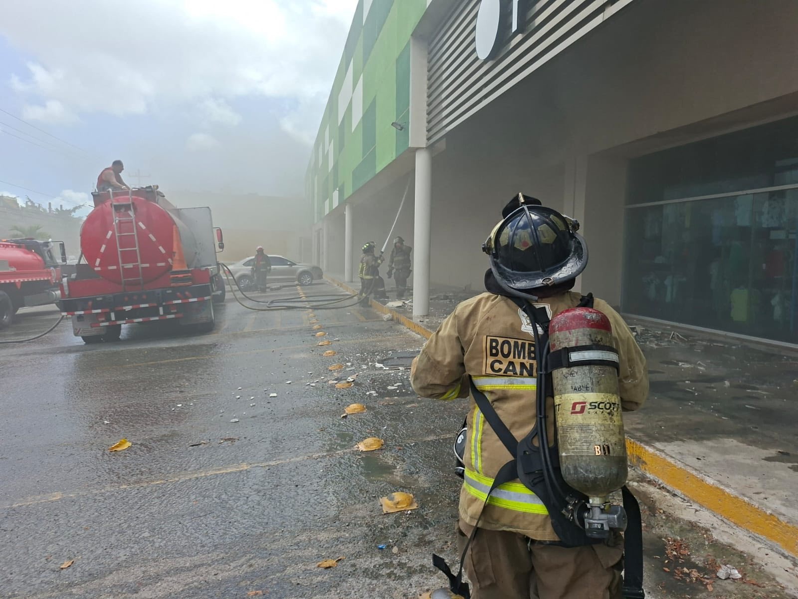 Incendio en Mi Plaza Héroes moviliza a cuerpos de emergencia en Cancún