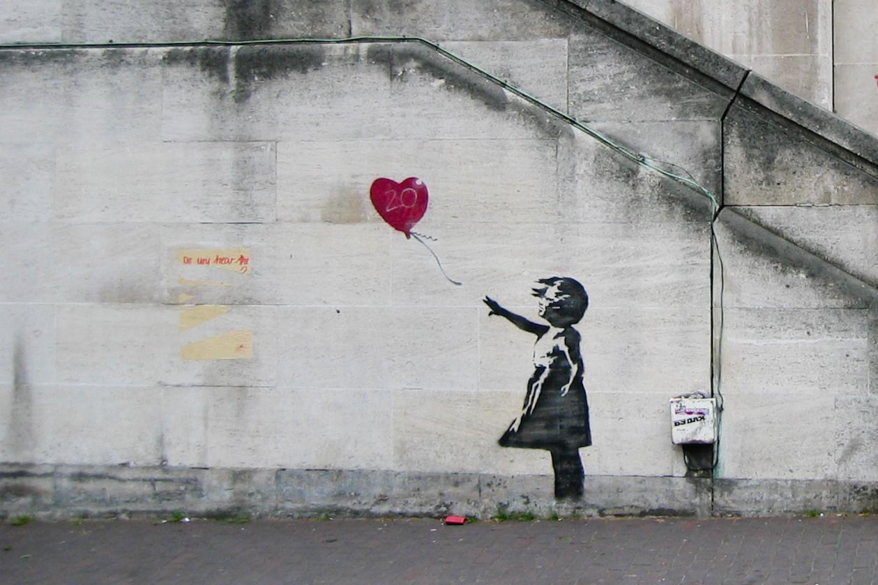 Banksy instala estatua de un hombre con una bandera en el centro de Londres