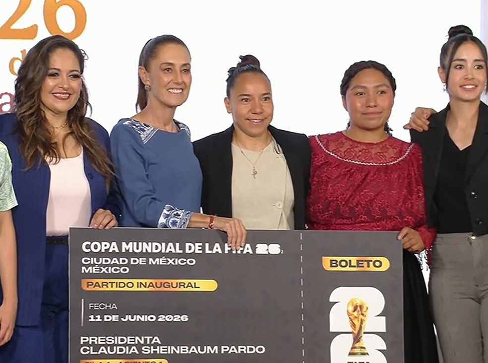 Sheinbaum reparte boletos del Mundial y premia a reinas de las dominadas