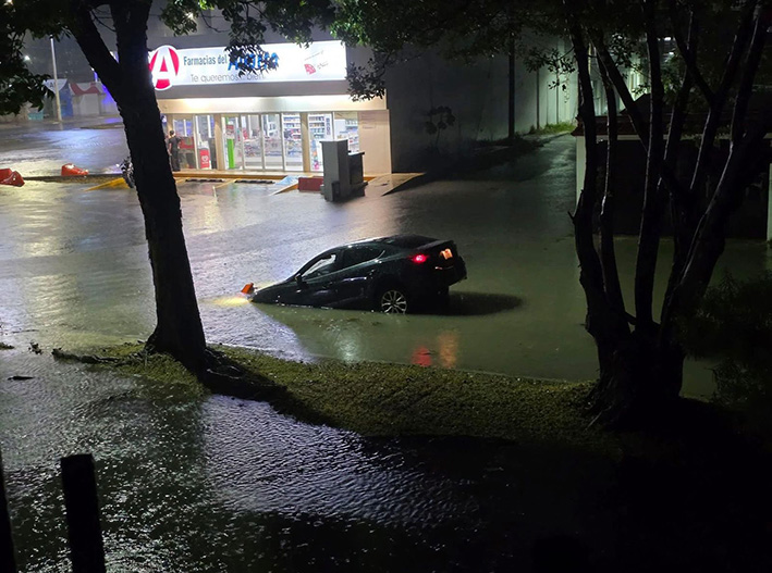 Chetumal bajo el agua: cierran 17 calles por fuertes lluvias