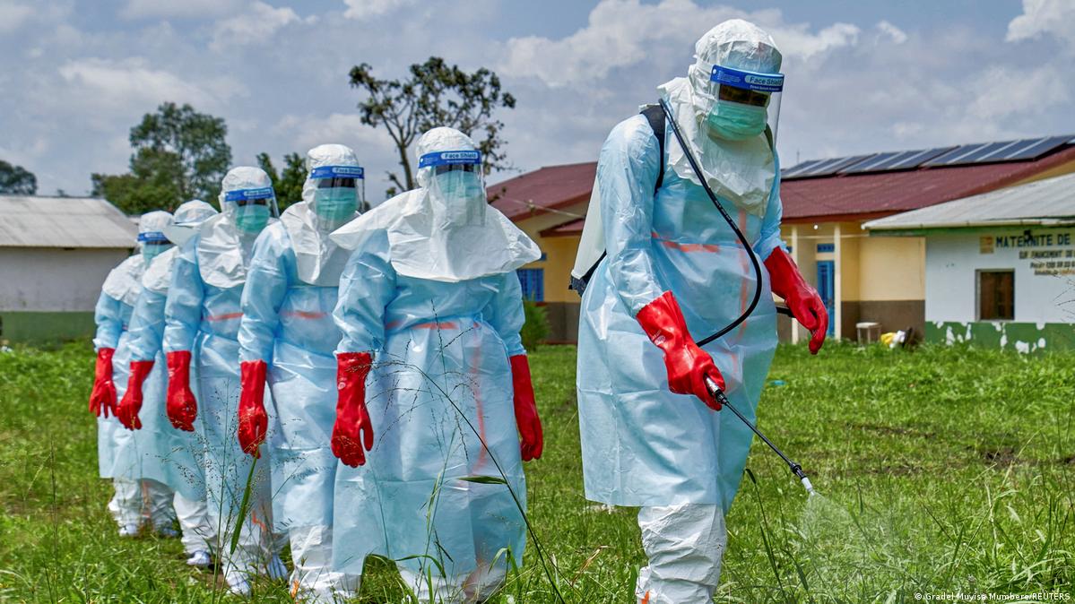 Ébola rebasa los 900 casos en Congo y alarma a la OMS