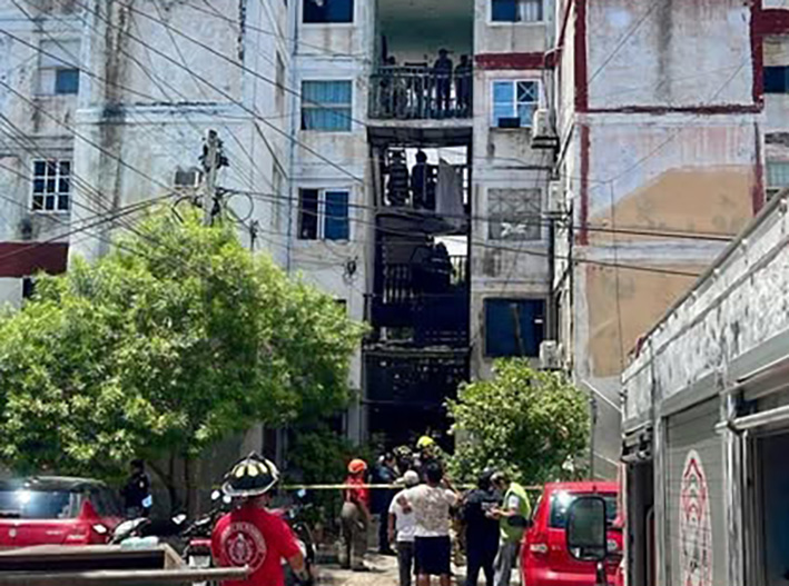 ¡Pánico en Corales! Colapsa escalera y deja vecinos atrapados