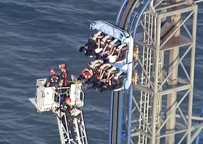 Estudiantes quedan atrapados en montaña rusa de Texas