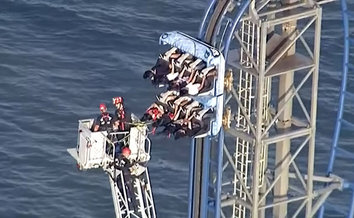 Estudiantes quedan atrapados en montaña rusa de Texas