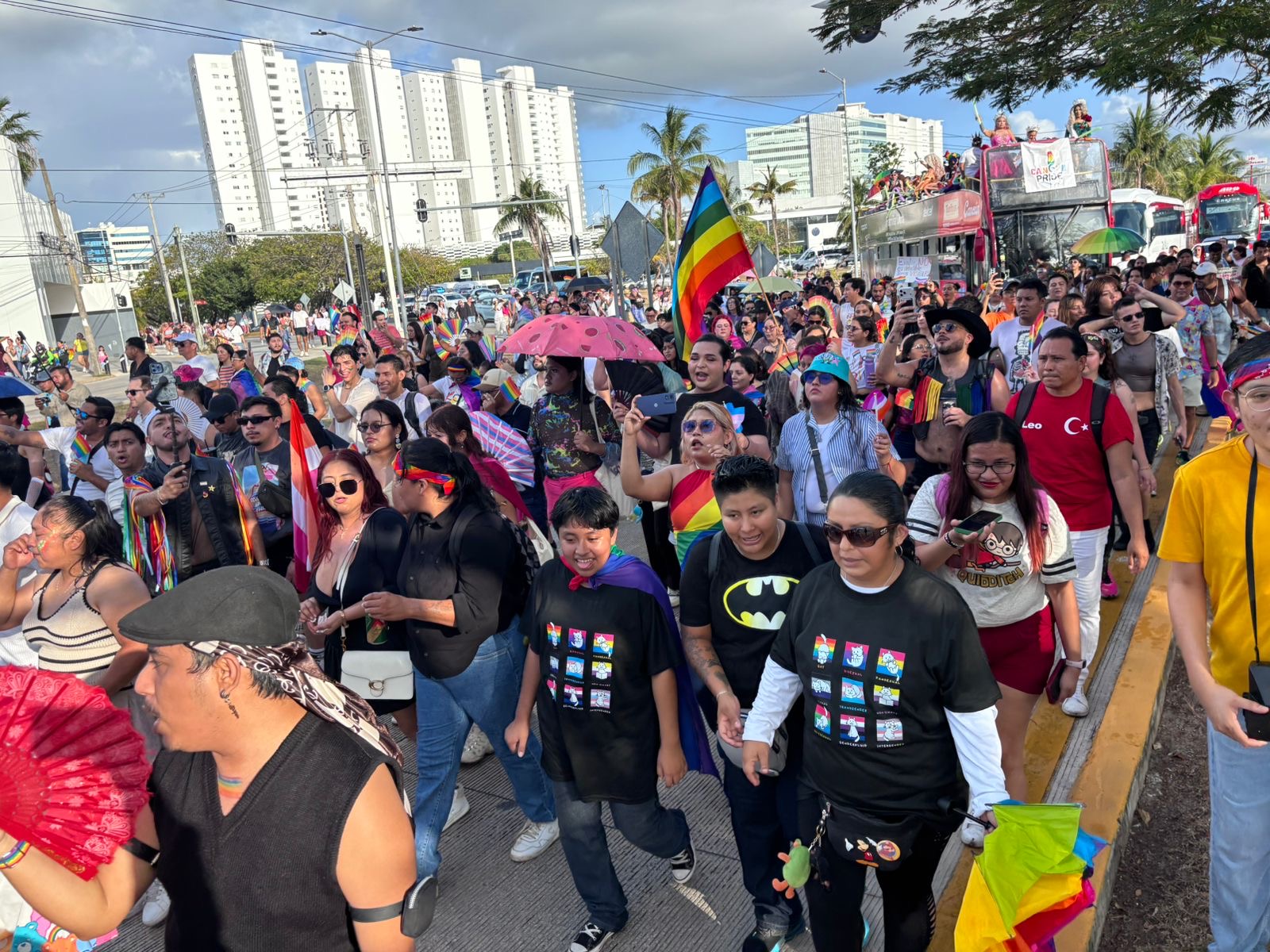 Una marea de colores invade Cancún en histórica marcha del orgullo