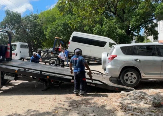 Retiran vehículos del tianguis de autos en Cancún durante operativo municipal