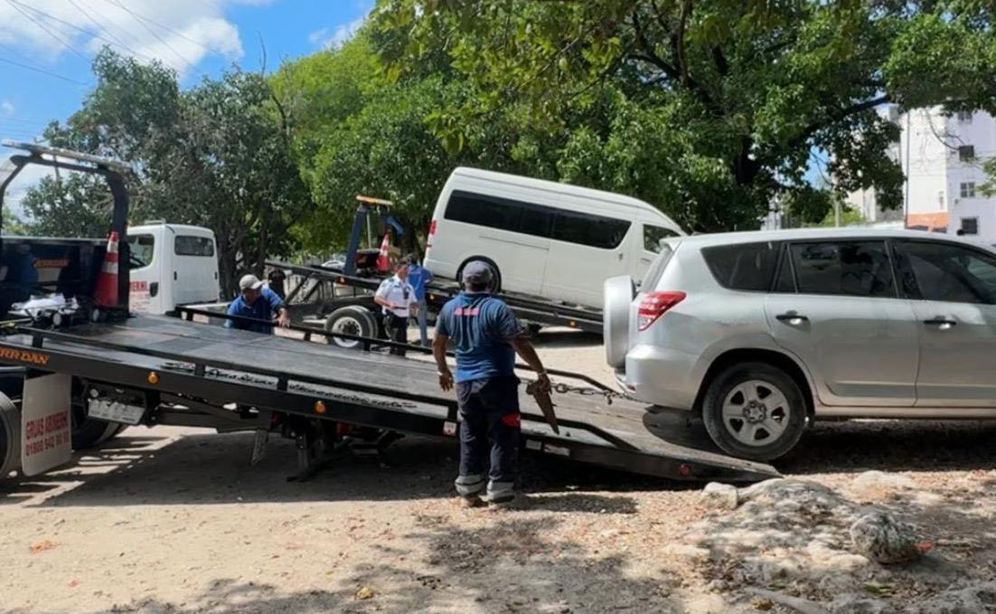 Retiran vehículos del tianguis de autos en Cancún durante operativo municipal