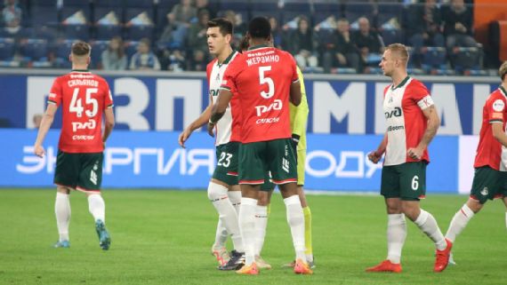 César Montes abandona partido con Lokomotiv Moscú