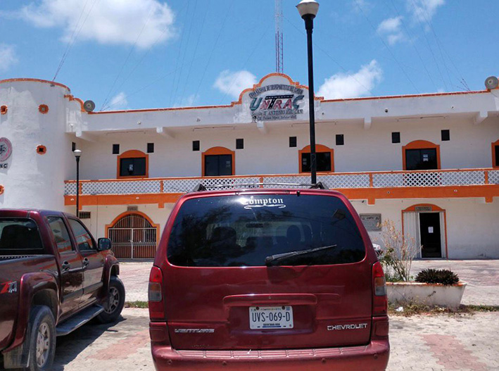 Amenazan con frenar vans en la ruta Tulum–Playa del Carmen