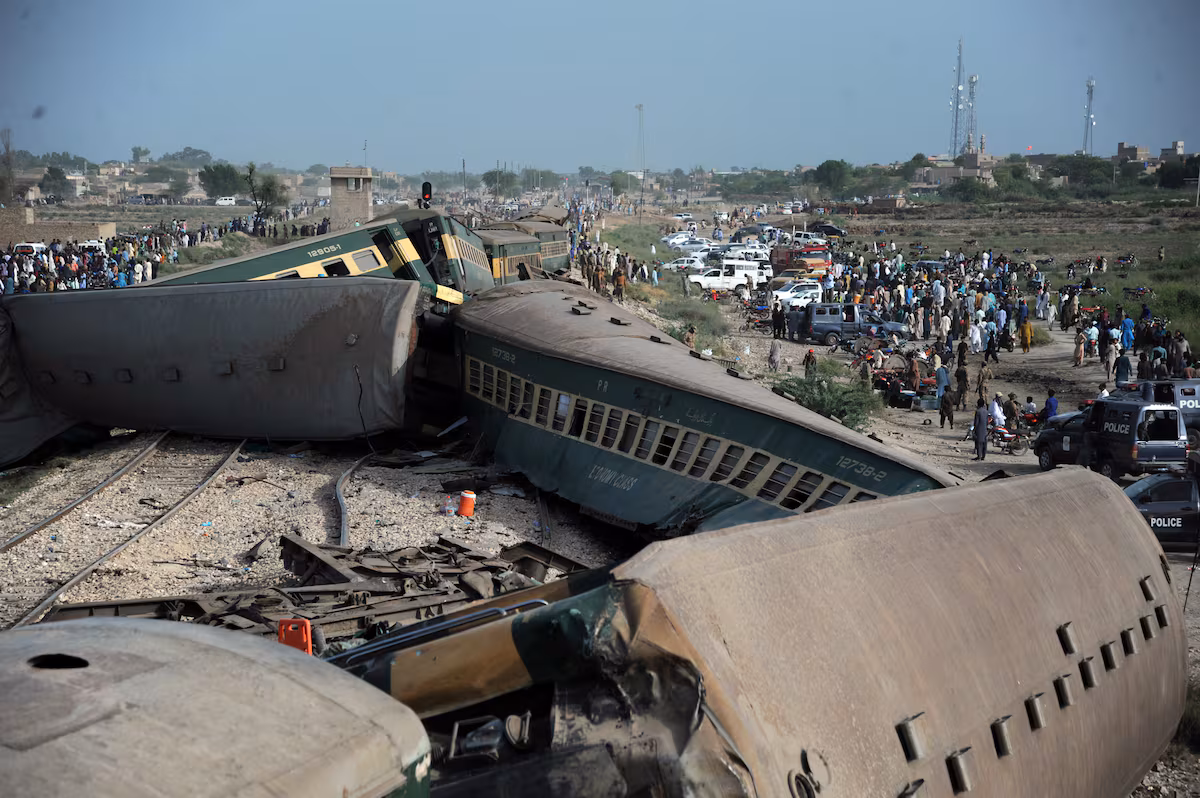 Ataque a tren en Pakistán deja al menos 30 muertos