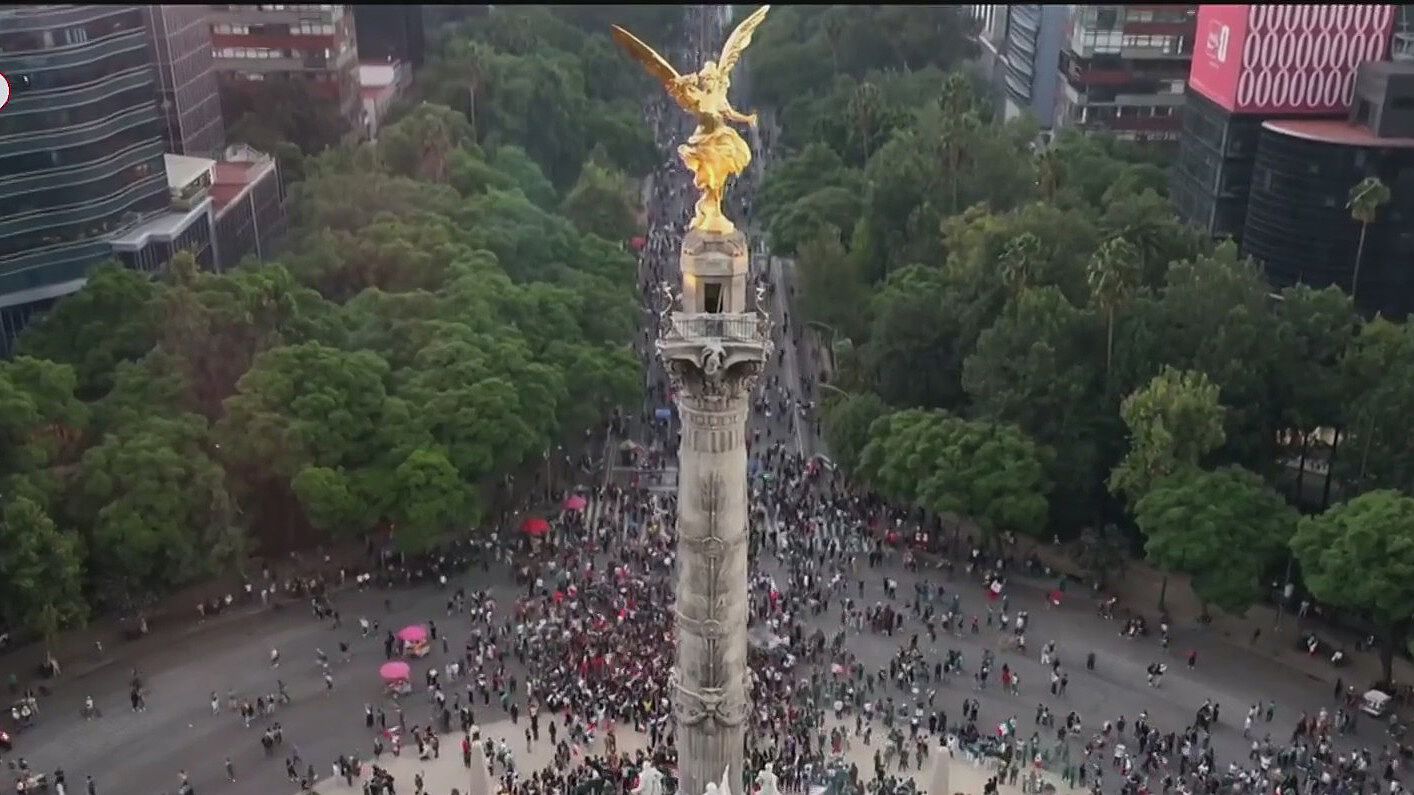 Miles festejan en el Ángel de la Independencia el primer triunfo de México en el Mundial