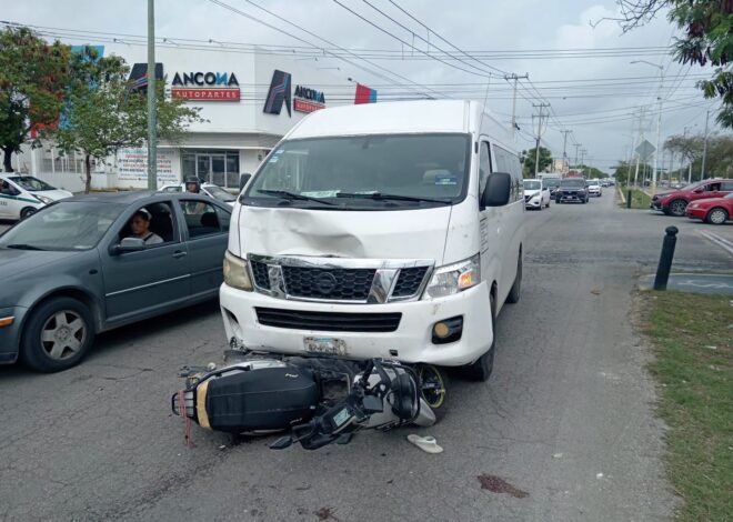 Combi embiste motoneta en la Región 238 de Cancún y manda al hospital a una mujer y su hija