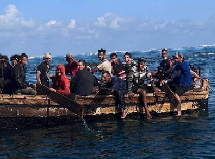 Rescatan a 10 cubanos tras arribar a Isla Mujeres en embarcación improvisada