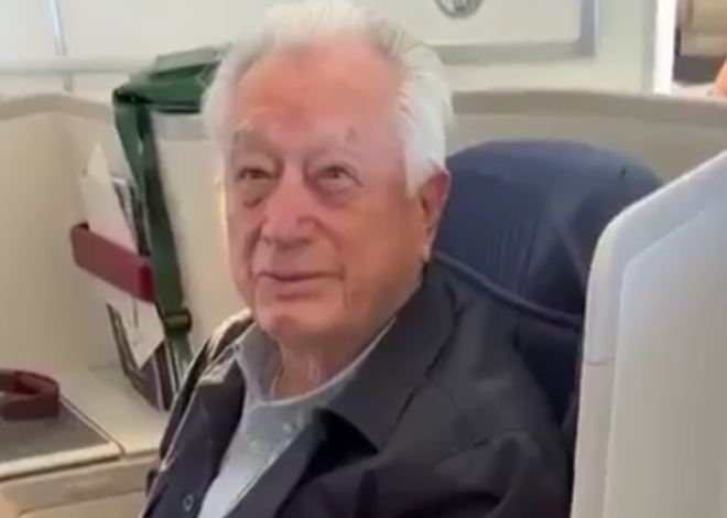 Pasajero confronta a Manuel Bartlett durante vuelo a Madrid y video se vuelve viral