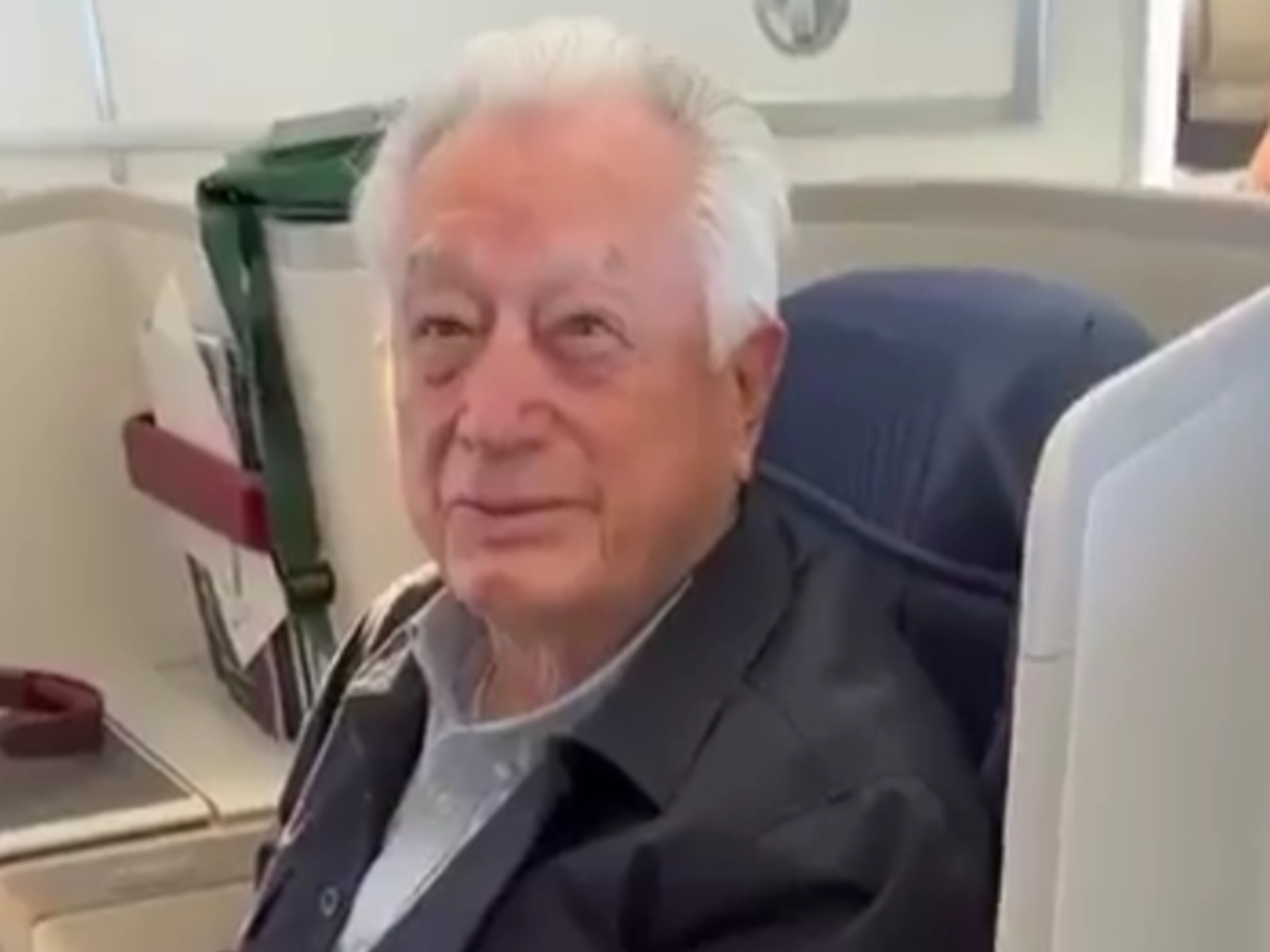 Pasajero confronta a Manuel Bartlett durante vuelo a Madrid y video se vuelve viral