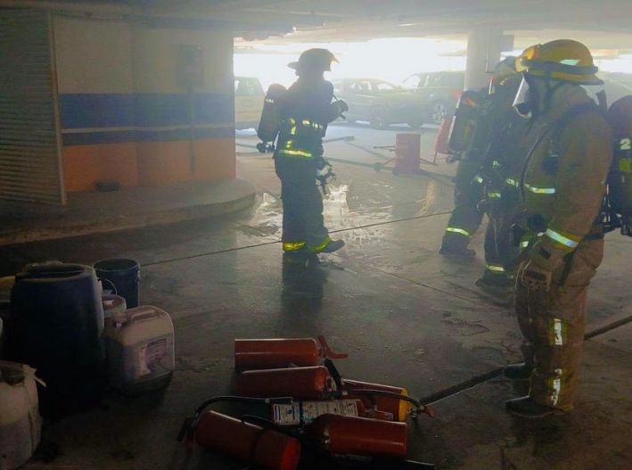 Bomberos de Cancún sofoca incendio en cuarto de bombas en la Supermanzana 3