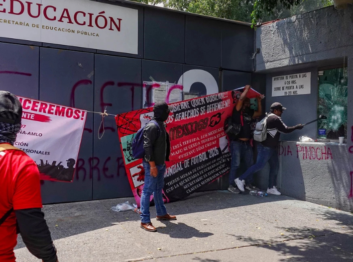 Protestas de la CNTE derivan en enfrentamientos y cierres en la capital