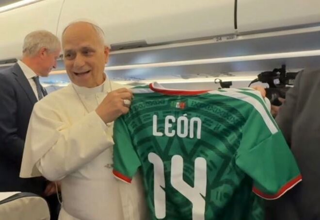 León XIV recibe playera de México rumbo a España