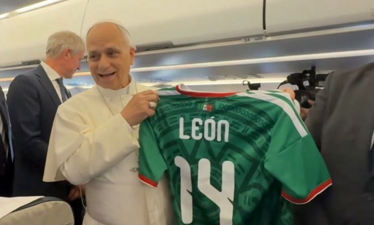 León XIV recibe playera de México rumbo a España