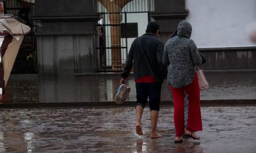 Cristina se fortalece en el Pacífico; Boris amenaza con lluvias torrenciales