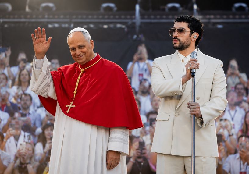Papa León XIV saluda a Bad Bunny en encuentro privado en Madrid