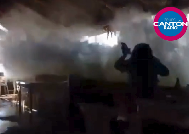 Ola gigante sorprende a comensales y destroza restaurante en playa de Oaxaca