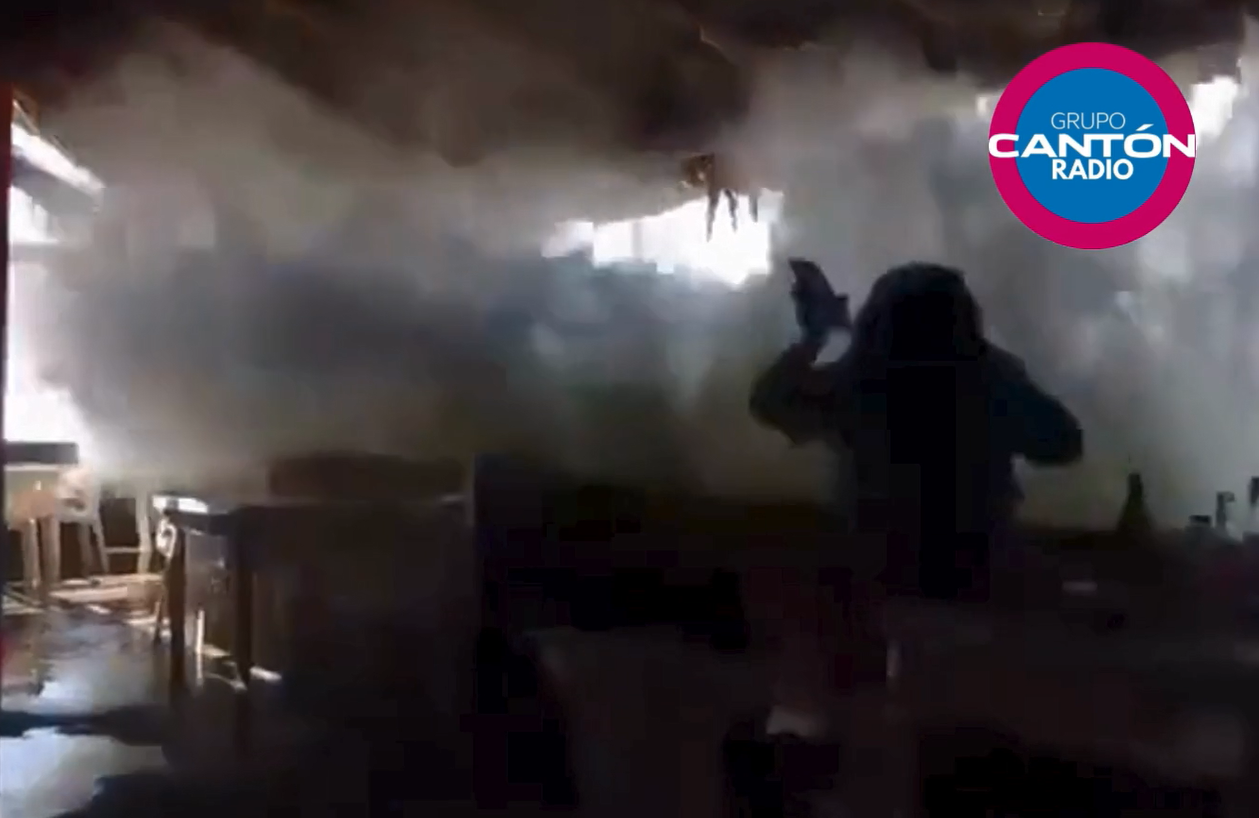 Ola gigante sorprende a comensales y destroza restaurante en playa de Oaxaca