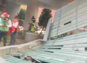 Se desploma techo en puente peatonal del AICM; deja una mujer lesionada