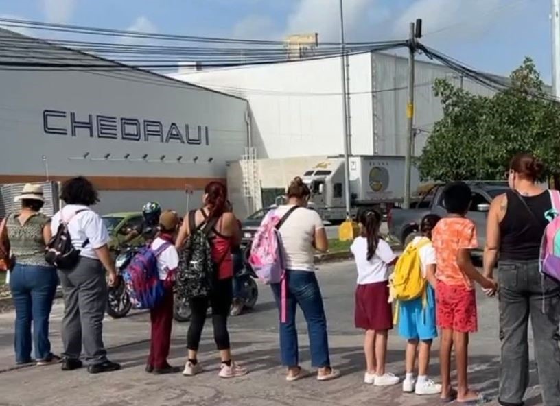 Protestan en Cancún por falta de personal y aulas en centro de educación especial