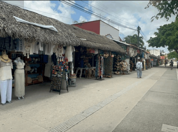 Cero multas y puertas abiertas para comerciantes de Tulum: Johnny Monsreal
