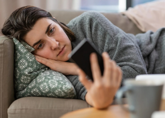 El “doomscrolling” afecta la salud mental; expertos recomiendan limitar consumo de noticias negativas