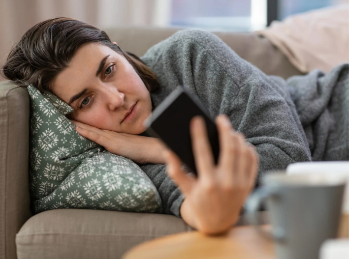 El “doomscrolling” afecta la salud mental; expertos recomiendan limitar consumo de noticias negativas