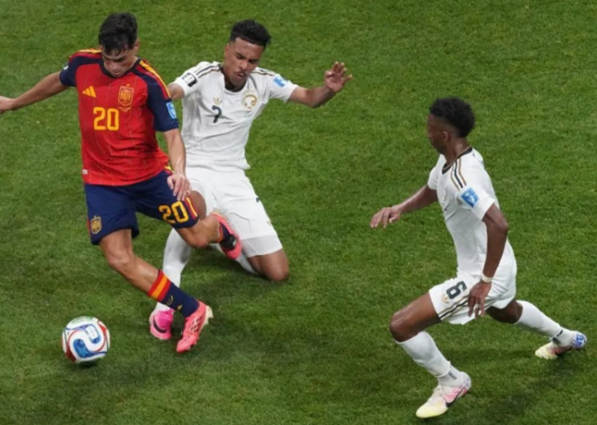 España aplasta 4-0 a Arabia Saudita y toma el liderato del Grupo H