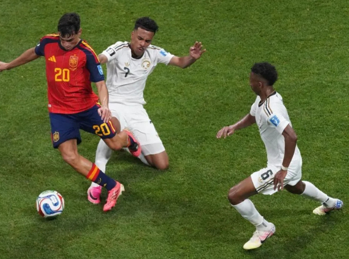 España aplasta 4-0 a Arabia Saudita y toma el liderato del Grupo H